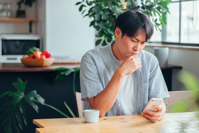 高額な返送料を請求され困っている男性