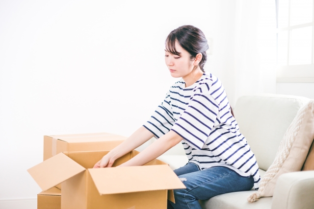 宅配買取に不安を感じている女性