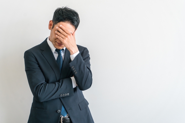 ブランド買取で悩んでいるシーン