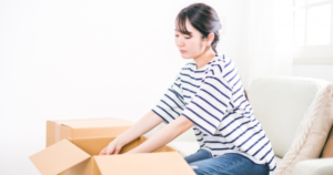 宅配買取の準備をしている女性