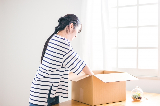 宅配買取を利用する女性