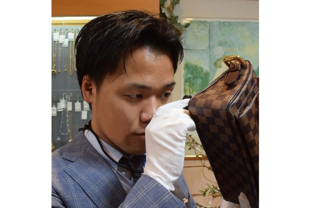 鑑定士による査定シーン