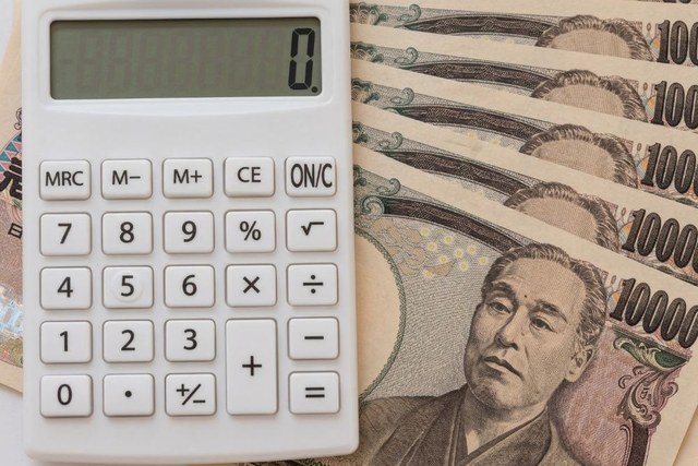 電卓と札束