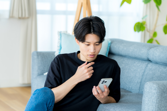 自宅からLINE査定する男性