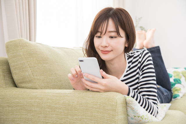 自宅でLINE査定を利用する女性