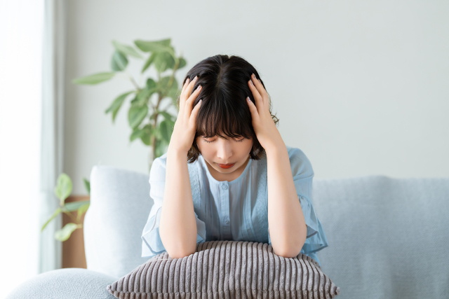 悩む女性