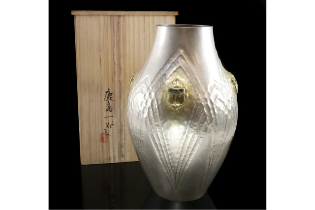 【 人間国宝 鹿島一谷 大作 】 純銀 甲蟲文 花瓶 高さ：32cm 重量：902g 純銀 骨董品