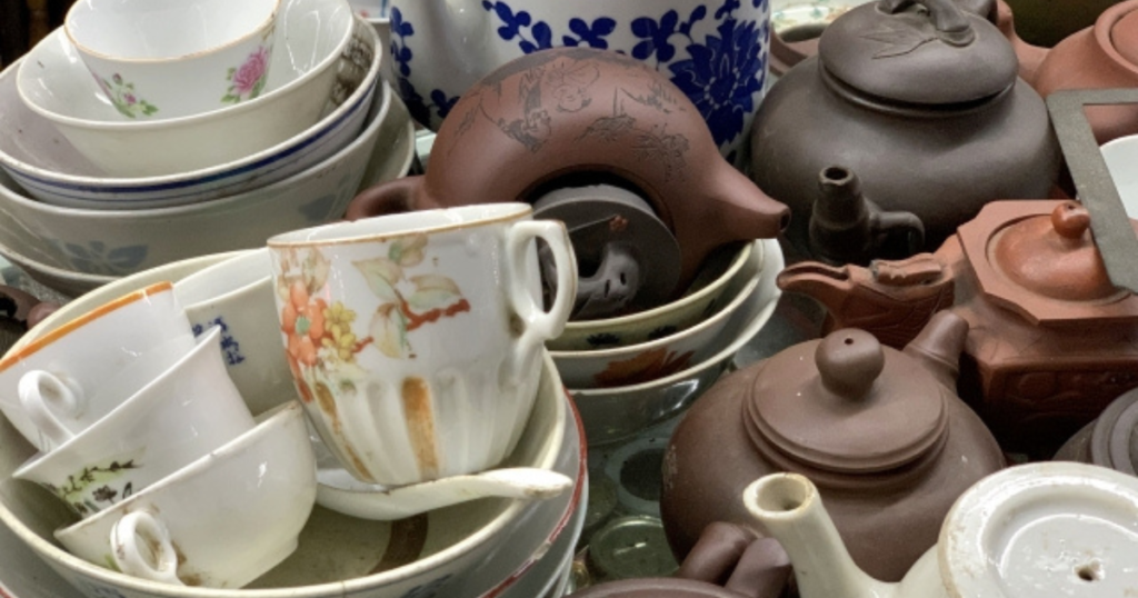 汚れのある骨董品が乱雑に置かれている様子