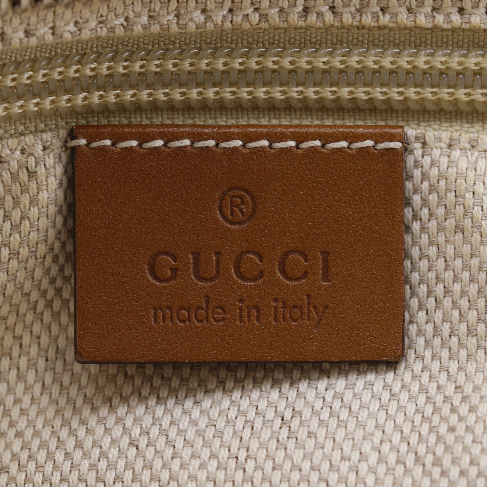 グッチのバッグ内側の革タグに刻まれたGUCCIの文字