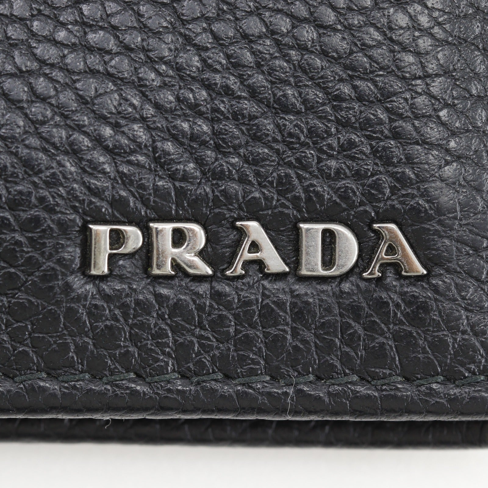 プラダの二つ折り財布2MO513のPRADAロゴ全体