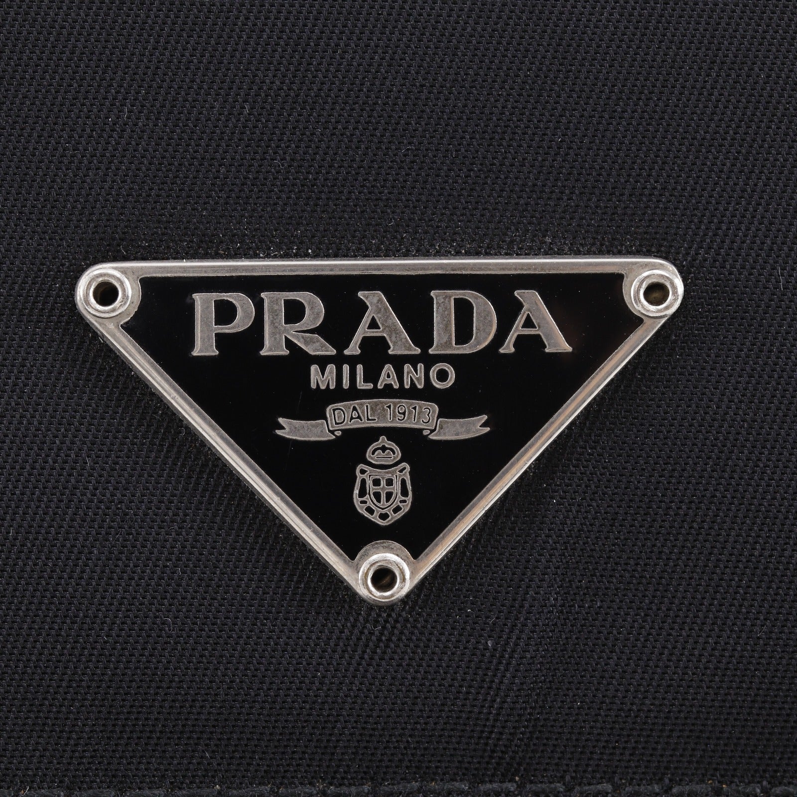 プラダの三つ折り財布の三角ロゴ。PRADAのRを確認できる接写