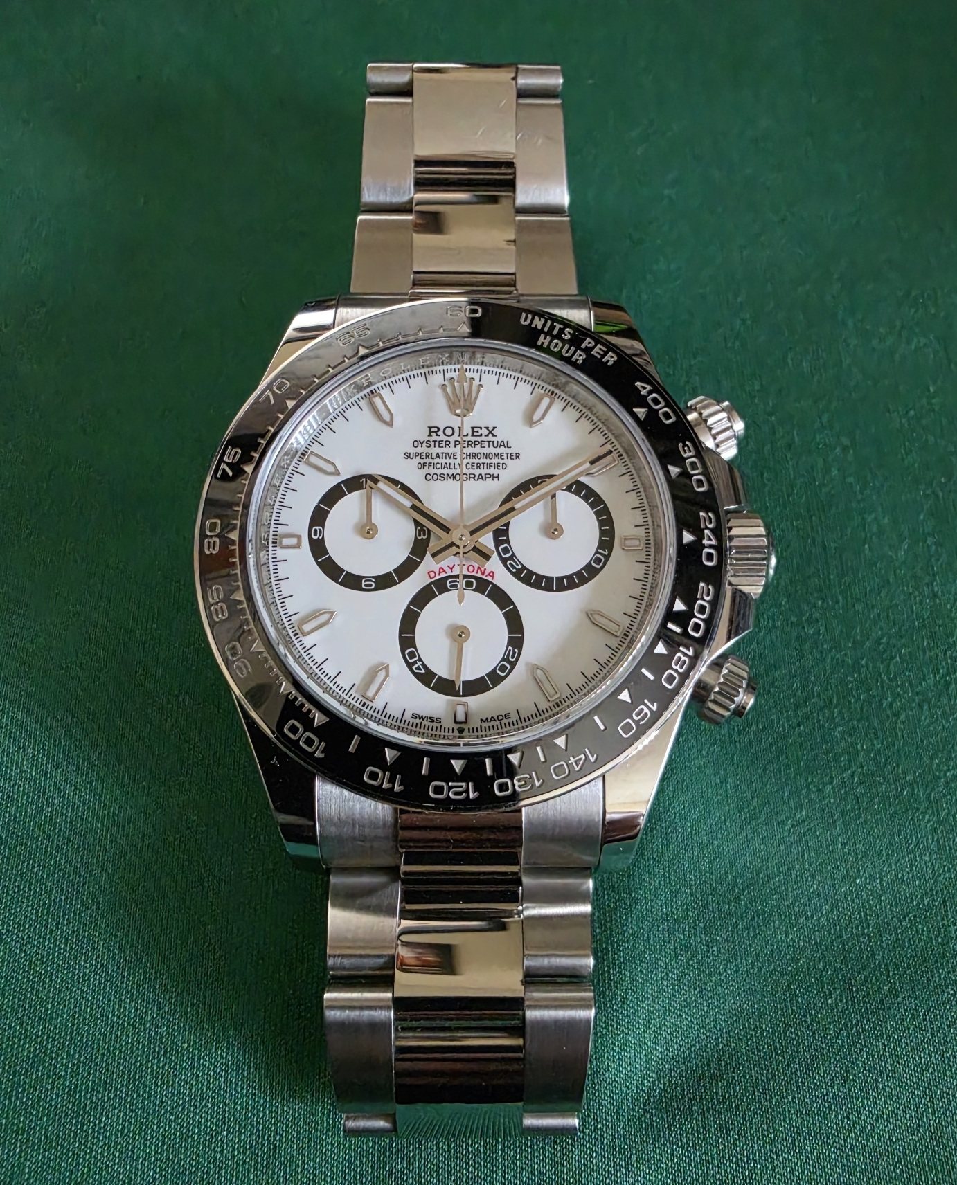 白い文字盤と黒いベゼルのステンレス製ロレックス コスモグラフ デイトナ Ref.126500LN