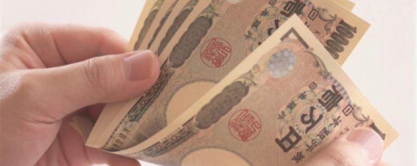 現金をお渡ししているようす